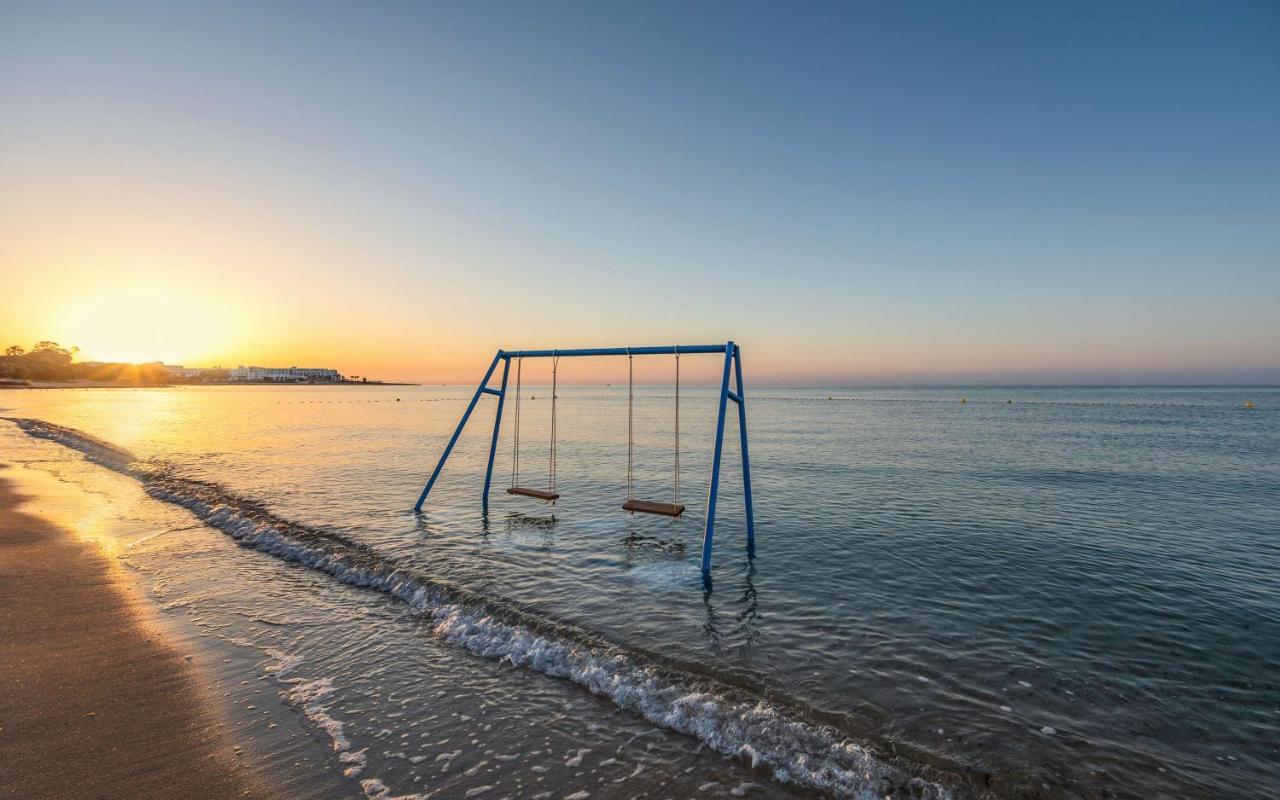 Radisson Blu Resort & Thalasso Al-Hammamat Bagian luar foto Sunset at the beach