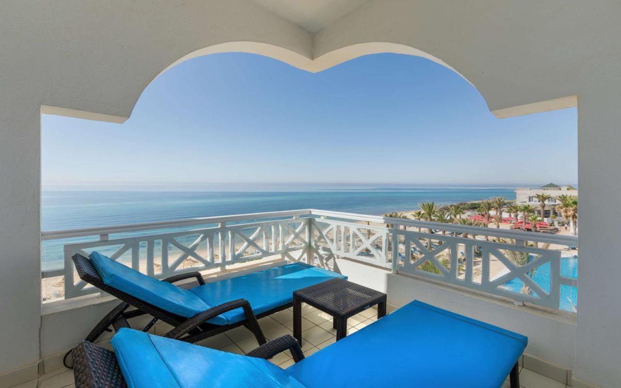 Radisson Blu Resort & Thalasso Al-Hammamat Bagian luar foto Balcony of a suite at the Hilton Sharm El Sheikh Resort