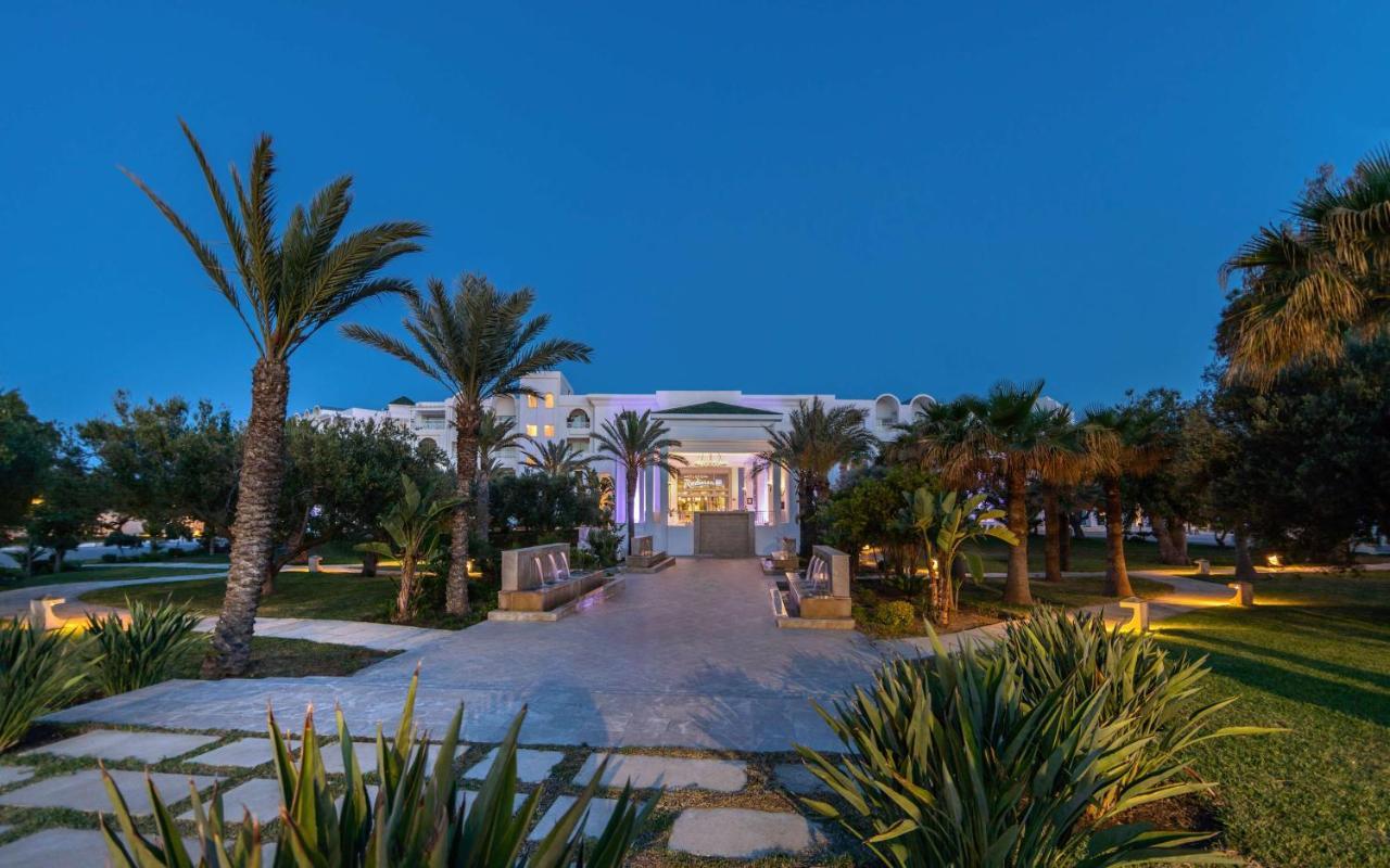 Radisson Blu Resort & Thalasso Al-Hammamat Bagian luar foto The hotel at night