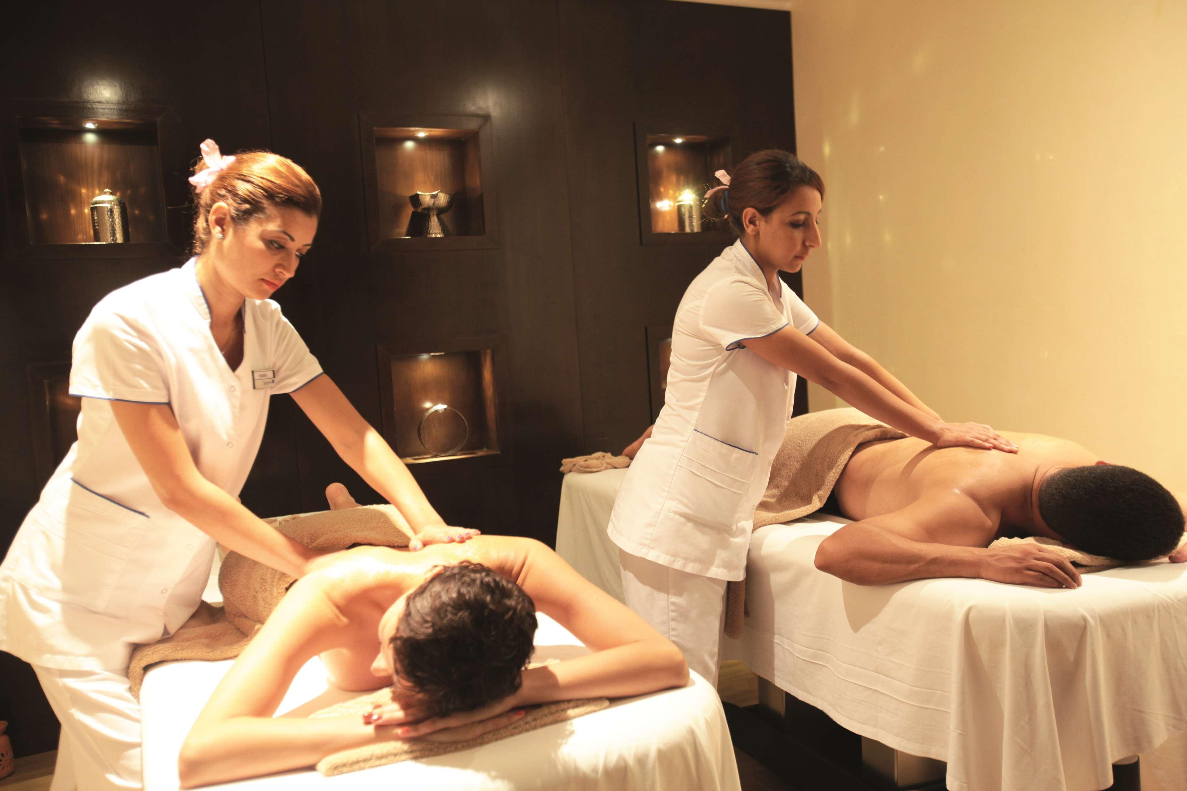 Radisson Blu Resort & Thalasso Al-Hammamat Bagian luar foto Massage therapists at work