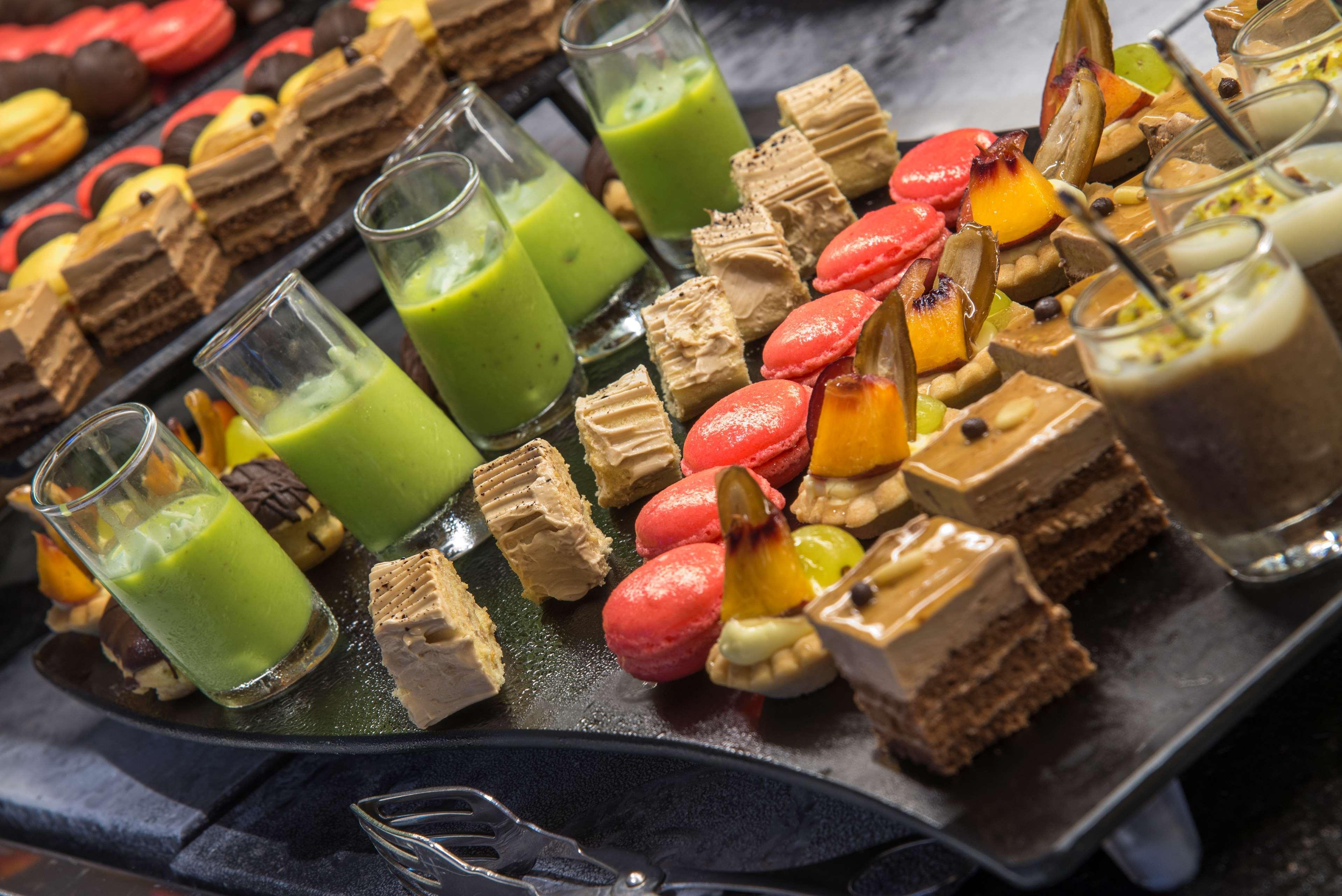 Radisson Blu Resort & Thalasso Al-Hammamat Bagian luar foto A selection of desserts