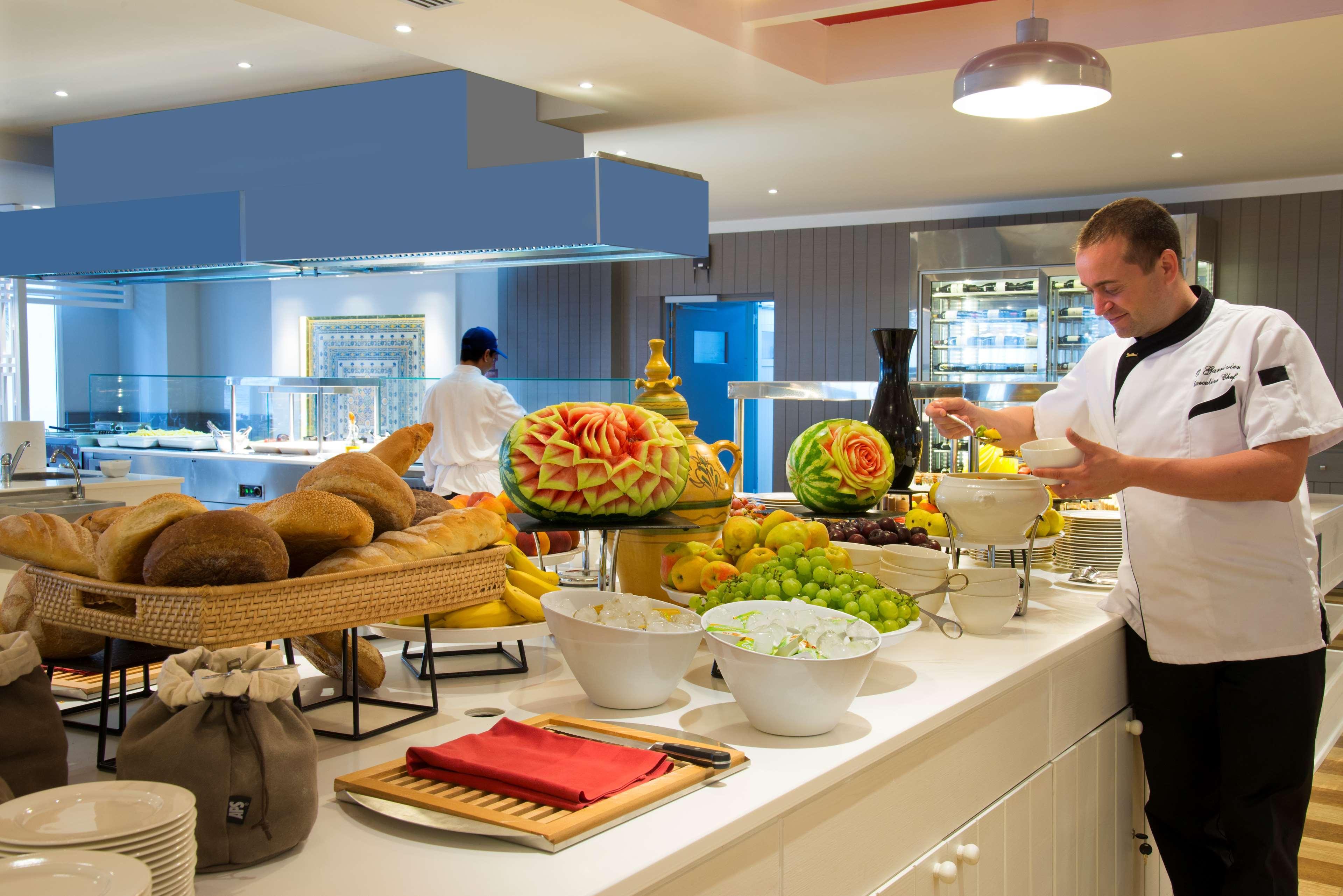 Radisson Blu Resort & Thalasso Al-Hammamat Bagian luar foto A buffet at a hotel