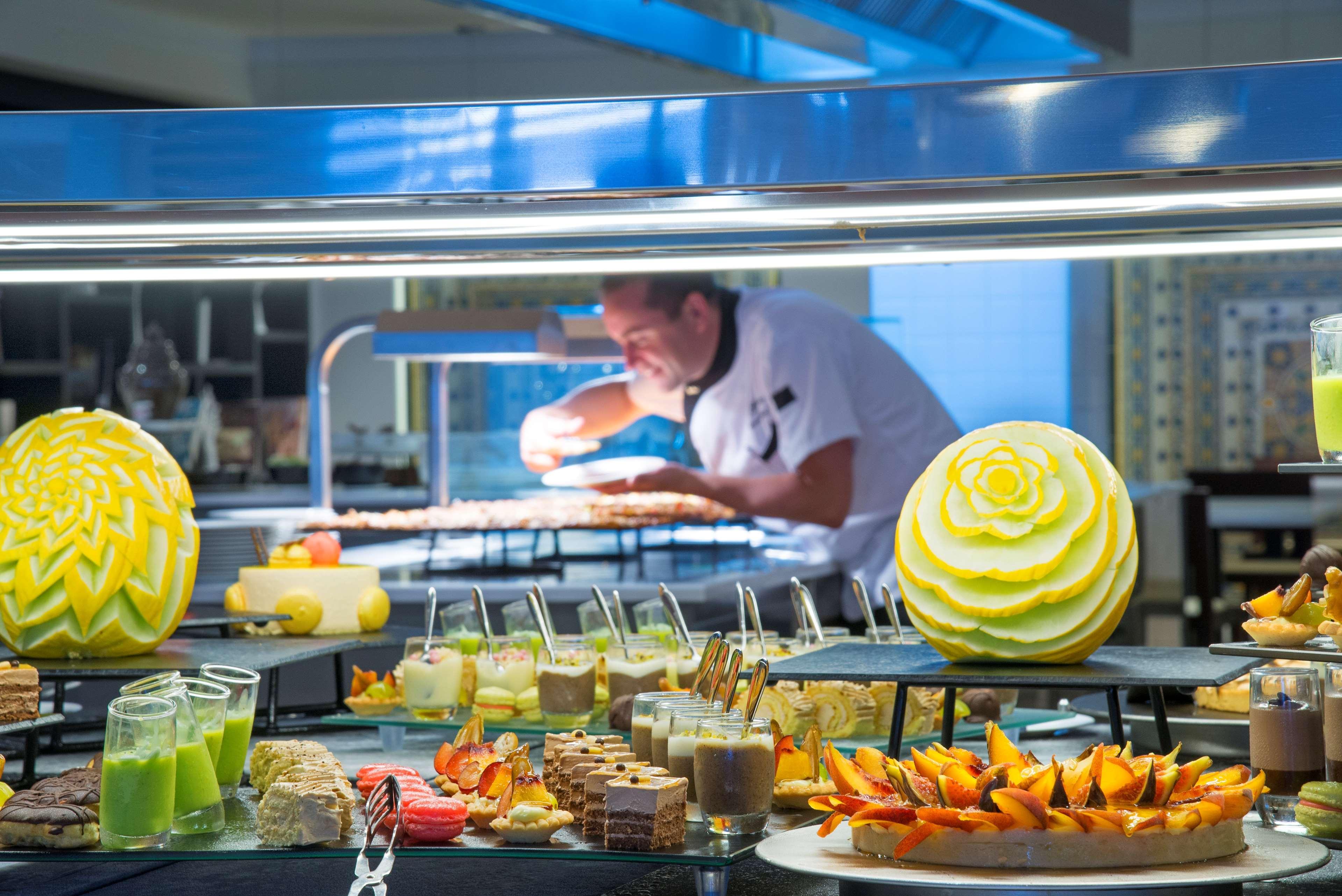 Radisson Blu Resort & Thalasso Al-Hammamat Bagian luar foto A buffet at a hotel