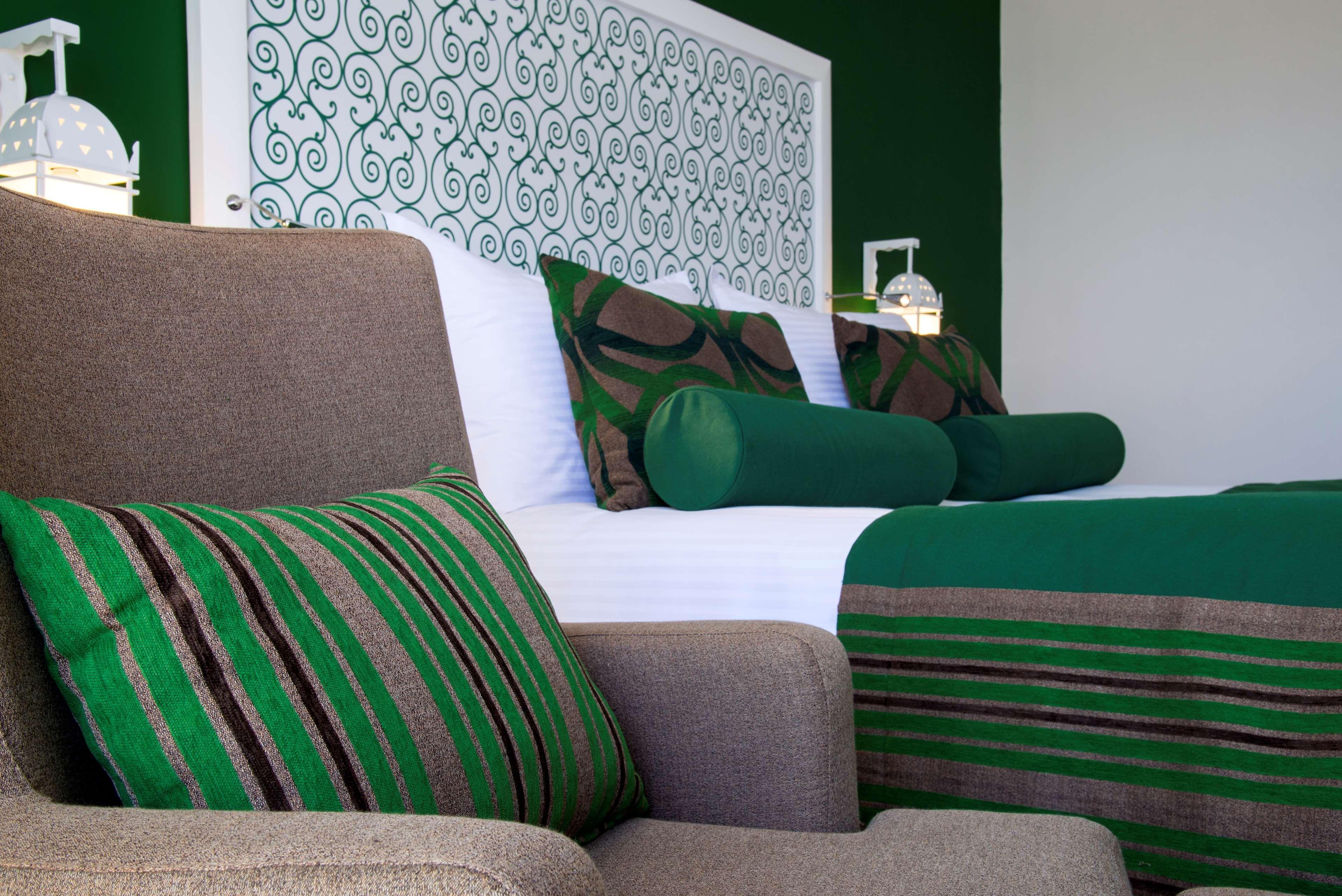 Radisson Blu Resort & Thalasso Al-Hammamat Bagian luar foto A bed with cushions