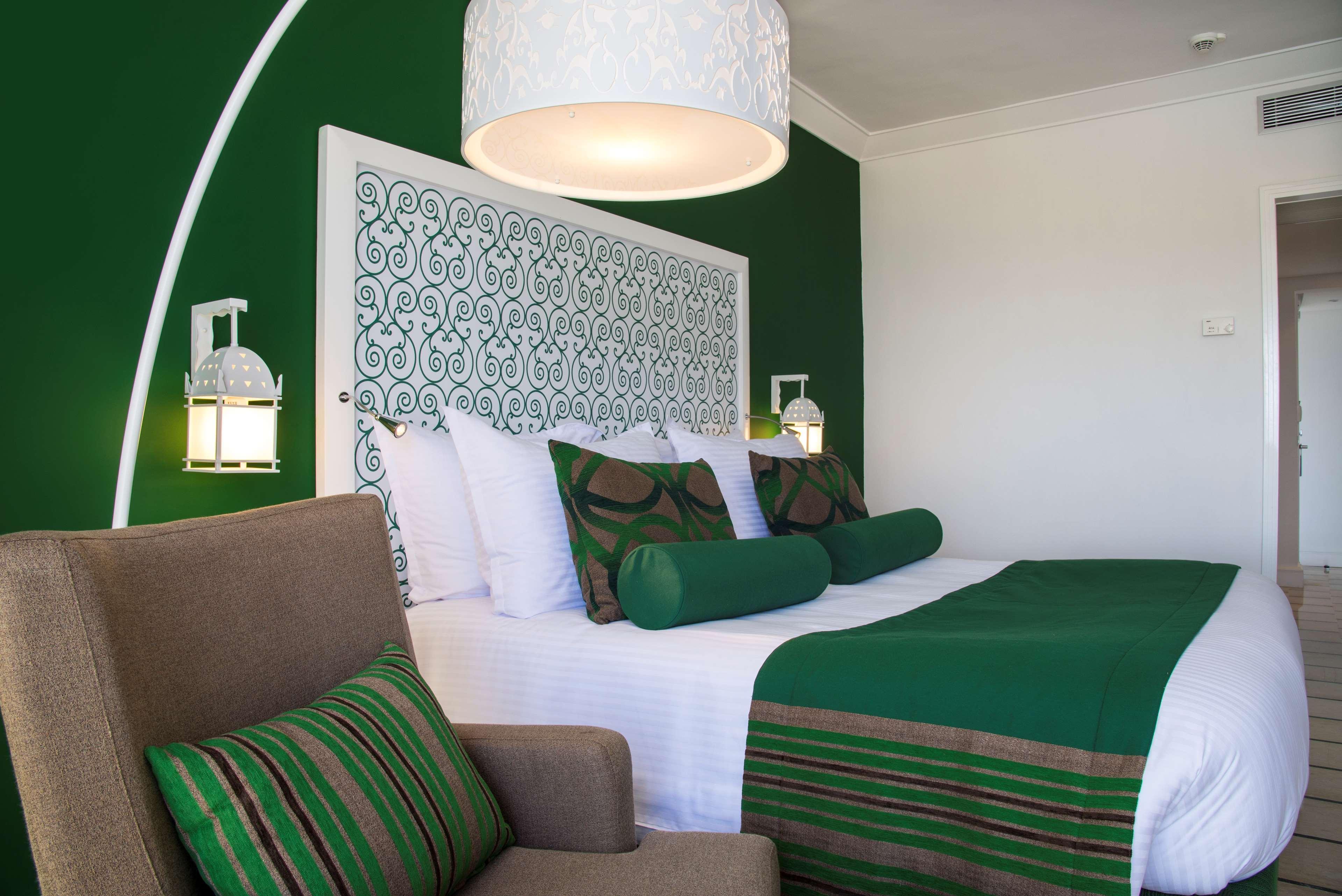Radisson Blu Resort & Thalasso Al-Hammamat Bagian luar foto A bedroom at the hotel