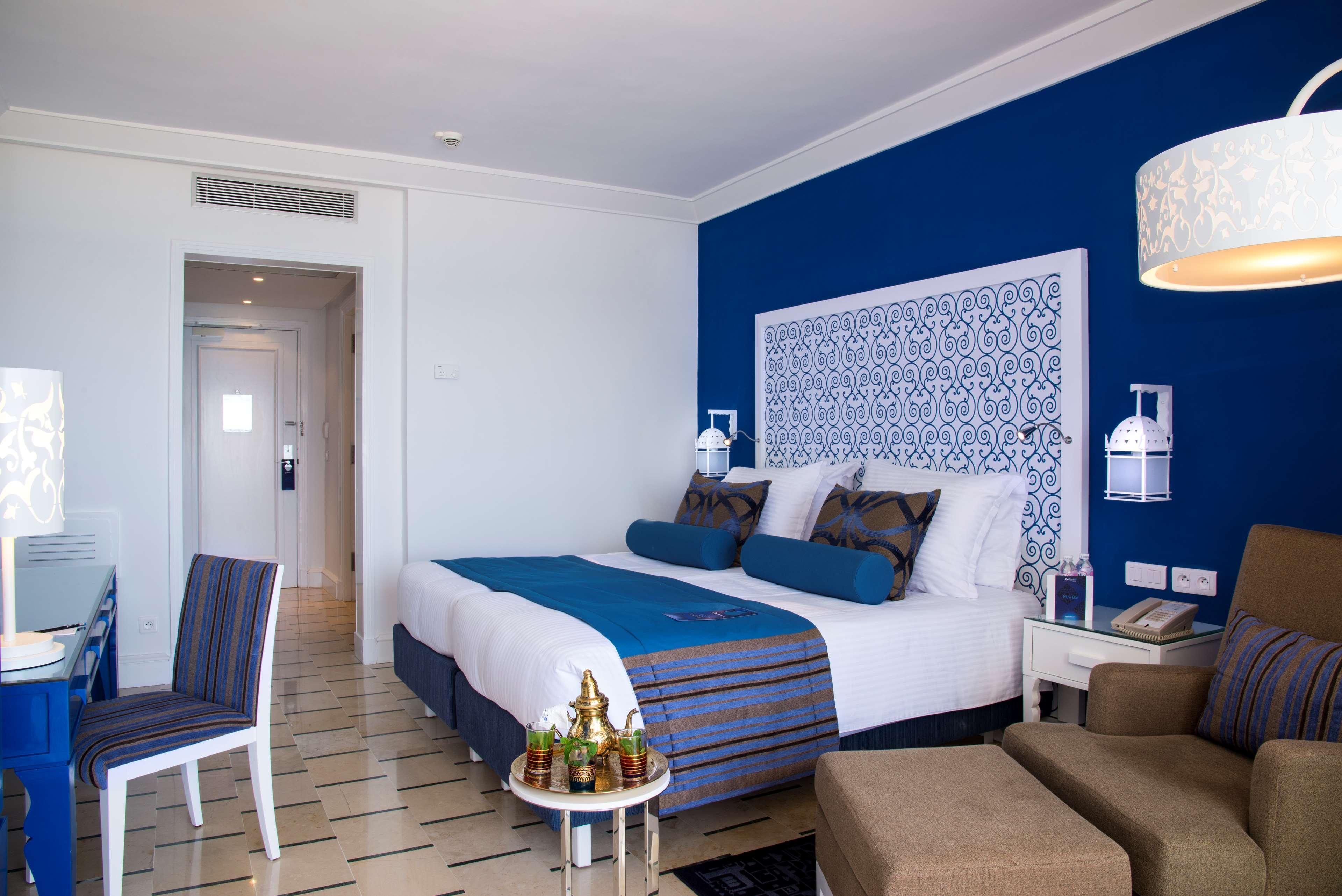 Radisson Blu Resort & Thalasso Al-Hammamat Bagian luar foto A room at the hotel